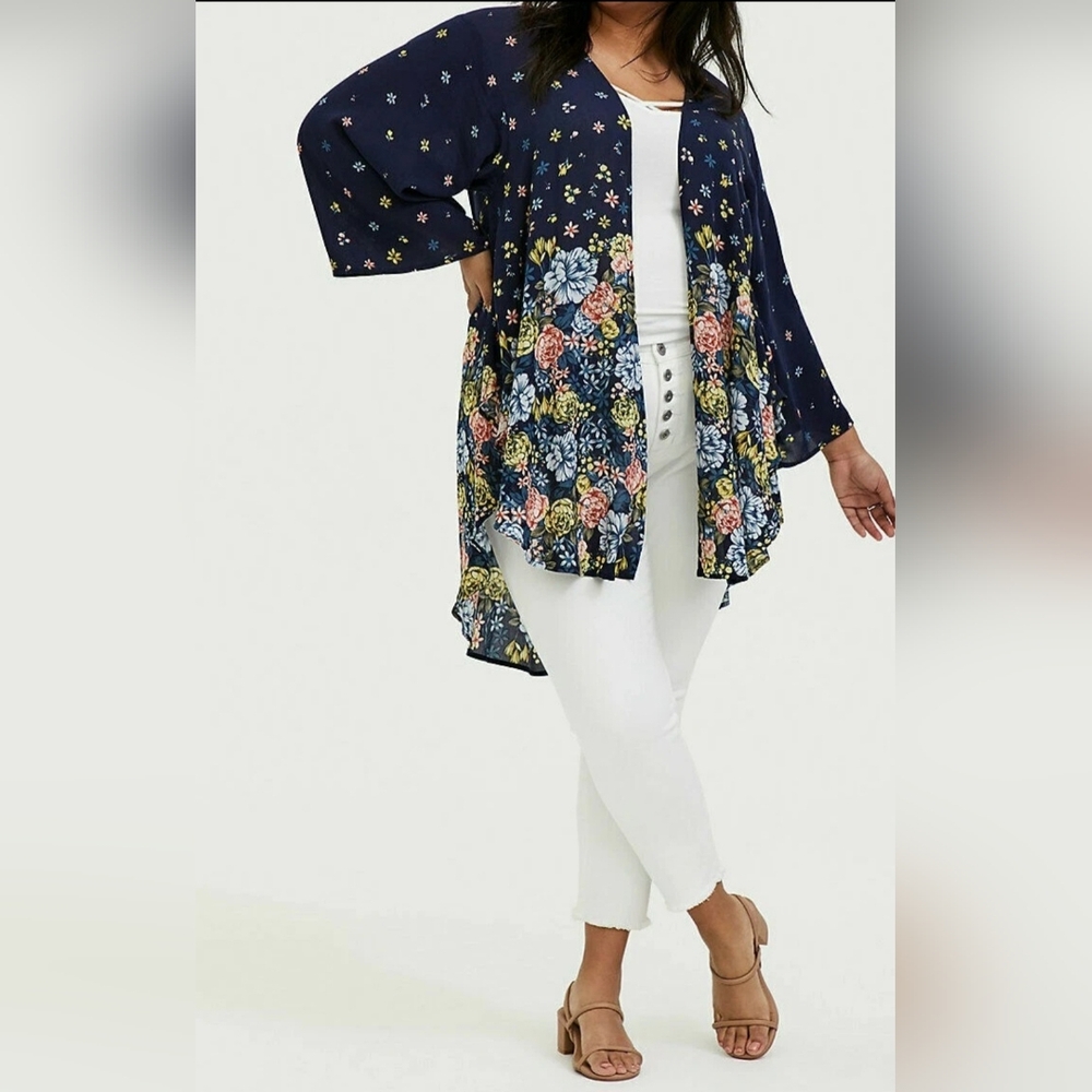 Torrid Crepe Midnight Blue Floral Kimono Size 3/4
